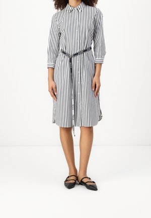 Gestreepte jurk met een kraag, driekwart mouwen, een aangesloten taille met een merkriem en een uitlopende zoom. Gekozen met zwarte flats.