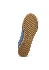 Denim schoenzool met een gestructureerde bruine rubberen onderkant, gekenmerkt door een geruit patroon en een lichte opwaartse kromming bij de teen.