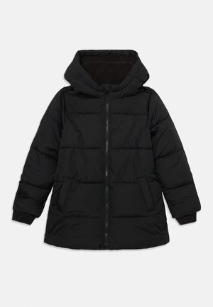 Giacca a vento nera con cappuccio, dotata di chiusura con zip, due tasche laterali e foderatura interna strutturata. Il design presenta sezioni cucite.