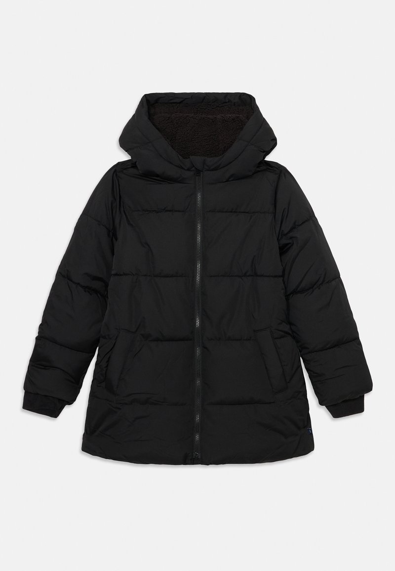 Casaco puffer preto com capuz, apresentando um fecho de correr, dois bolsos laterais e um forro texturizado. O design inclui secções cosidas.