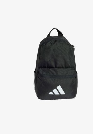 Mochila negra hecha de tejido texturizado, con un asa superior, un bolsillo con cremallera en la parte frontal y un logo blanco con tres rayas en el lateral.