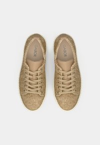 Αθλητικά παπούτσια Gabor σε χρυσαφί-καφέ υφαντό υλικό, στρογγυλή μύτη, ανοιχτόχρωμη ελαστική σόλα, με επίπεδα καφέ κορδόνια και επένδυση στήριξης αστραγάλου.