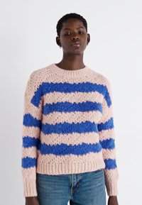 Maglione lavorato a maglia di un morbido rosa con audaci righe blu. Presenta un collo a girocollo e polsini a costine. Tessuto testurizzato dall'aspetto accogliente.