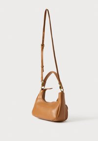 Tasche aus braunem Leder mit geschwungenem Design, verstellbarem Tragegurt, goldenen Beschlägen und Reißverschluss. Glatte Oberfläche ohne sichtbare Muster.