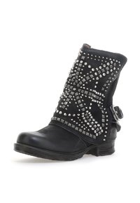 Černá kožená kotníková bota s cvočky, s přezkovým prvkem a kulatou špičkou, s texturovaným povrchem.