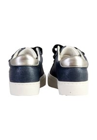 Mörkblå syntetiska sneakers med silvermetalliska detaljer, vita gummisulor, strukturerad ovandel och snörning, sedd bakifrån.