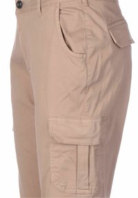 Ljusbeige cargobyxor i en mjuk bomullstyp, med sidofickor och en klaffficka på låret.