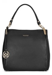 Melnas ādas rokassomas ar teksturētu virsmu, noapaļota forma, zelta toņa furnitūra un logo elements. Iekļauj vienu plecu siksnu.