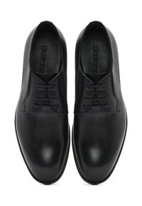 Chaussures de cérémonie en cuir noir avec une finition lisse, bout arrondi et un design classique à lacets. Comprend six œillets et une doublure intérieure texturée.