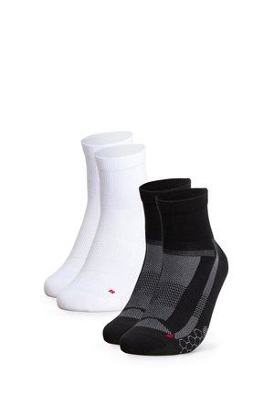Zwei Paar athletische Knöchelsocken, eines weiß und eines schwarz, mit strukturierten Mustern und kleinem roten Logo nahe den Zehen.