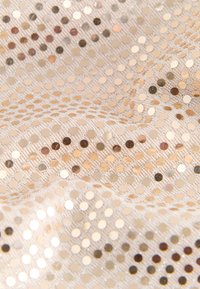 Tessuto con paillettes su base traslucida, caratterizzato da paillettes circolari oro, argento e bronzo di varie dimensioni che creano una superficie strutturata.