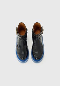 Chie Mihara YUNSEI - Wedge Ankle Boots - black/blue