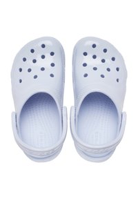 Sabots bleu clair avec une finition brillante, dotés de plusieurs trous de ventilation et de sangles à l'arrière. Semelle intérieure texturée avec des motifs en relief pour le confort.