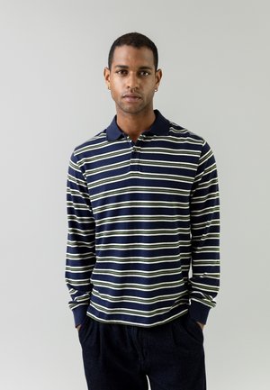 Camisa polo de manga larga con base azul marino y rayas horizontales blancas y verdes, cuello clásico y puños acanalados.