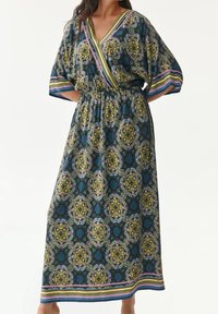 Gemustertes Maxikleid in Grün, Blau und Lila mit V-Ausschnitt, kurzen Ärmeln, elastischem Bund und mehrfarbigen gestreiften Akzenten.
