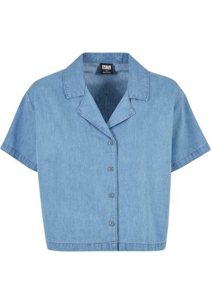 Camisa de mezclilla azul claro con botones que presenta un cuello, mangas cortas y un diseño recortado con costuras visibles y seis botones frontales.