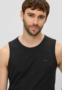 Schwarzes ärmelloses Baumwoll-Tanktop mit Rundhalsausschnitt und einem dezenten s.Oliver-Logo auf der Vorderseite, das eine glatte Textur und eine reguläre Passform bietet.
