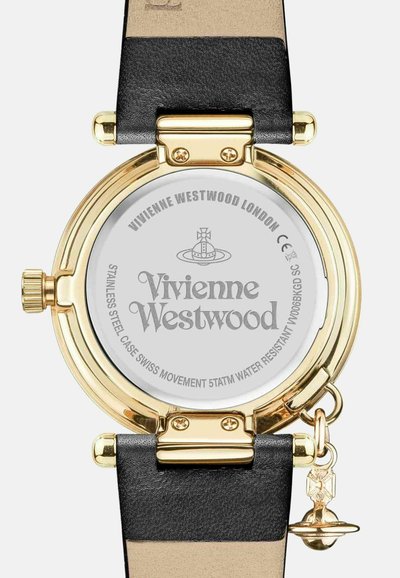 Horlogekast van goudkleurig roestvrij staal met een witte wijzerplaat, zwarte leren band en een bedeltje. Voorzien van Zwitsers uurwerk en waterbestendigheid tot 5 ATM.