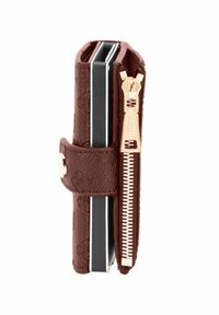 Bruine leren portemonnee met geperste bloemmotieven, goudkleurige rits, druksluiting en een zwarte kaarthouder aan de binnenkant, gezien vanuit de zijkant.