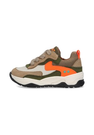 Sneaker met een beige en olijfgroene bovenkant, oranje accenten, dikke zool en een gestructureerde mesh-afwerking. Bevat veters en een logo aan de zijkant.