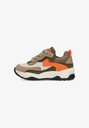 Sneaker met een beige en olijfgroene bovenkant, oranje accenten, dikke zool en een gestructureerde mesh-afwerking. Bevat veters en een logo aan de zijkant.