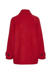 Rode wollen jas met een kraag, raglanmouwen en knoopmanchetten. Het ontwerp is minimalistisch met een gladde, gestructureerde afwerking.