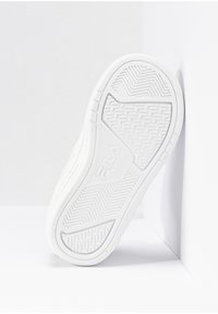 Vit sneakersula med texturerat gummi för grepp, med en logotyp och geometriska mönster; rundad häl och raka kanter.