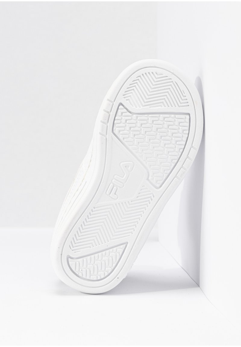 Suola di sneaker bianca con gomma texturizzata per la presa, caratterizzata da un logo e motivi geometrici; tacco arrotondato e bordi dritti.