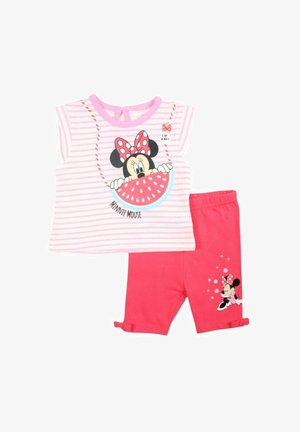T-shirt rayé rose et blanc avec un graphique de Mickey Mouse, associé à un short rose uni qui présente un graphique similaire et des accents en forme de nœud.