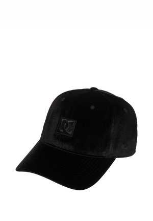 Casquette de baseball noire avec une visière incurvée et un patch logo brodé sur le panneau avant, présentée sur fond blanc.