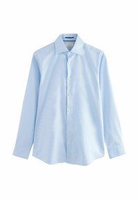 Chemise à boutons bleu clair à manches longues avec un col classique, fabriquée dans un tissu lisse présentant des rayures verticales subtiles et des boutons blancs.