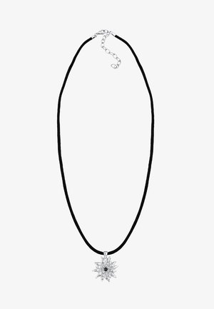 Sølv stjernespænd pendant på en sort snorhalskæde. Pendanten har en central sort sten med multifacetterede, klare accenter. Justerbar lukning.
