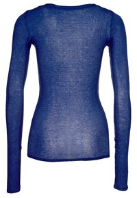 Långärmad, figursydd topp i ett genomskinligt marinblått tyg. Har en rund halsringning och en slät, lätt textur. Inga märkbara mönster eller detaljer.