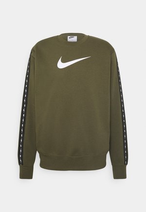 Olivgrüner Nike-Sweatshirt mit weißem Swoosh-Logo auf der Brust und schwarzen Streifen mit weißen Logos an beiden Ärmeln.