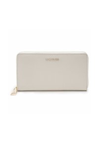 Cartera de cuero beige con acabado texturizado, cierre de cremallera, logo y detalles en tono dorado. Presenta un pequeño charm adjunto a la cremallera.