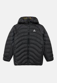 Μαύρο μπουφάν puffer με κλείσιμο με φερμουάρ, κουκούλα και κυματιστό κεντημένο σχέδιο. Διαθέτει γκρι λογότυπο στο στήθος και υφασμάτινη υφή.