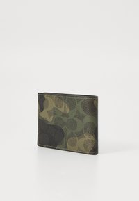 Tarnmuster Geldbörse in Grüntönen und Schwarz, aus strukturiertem Leder, mit Naht entlang der Kanten. Kompaktes Design.