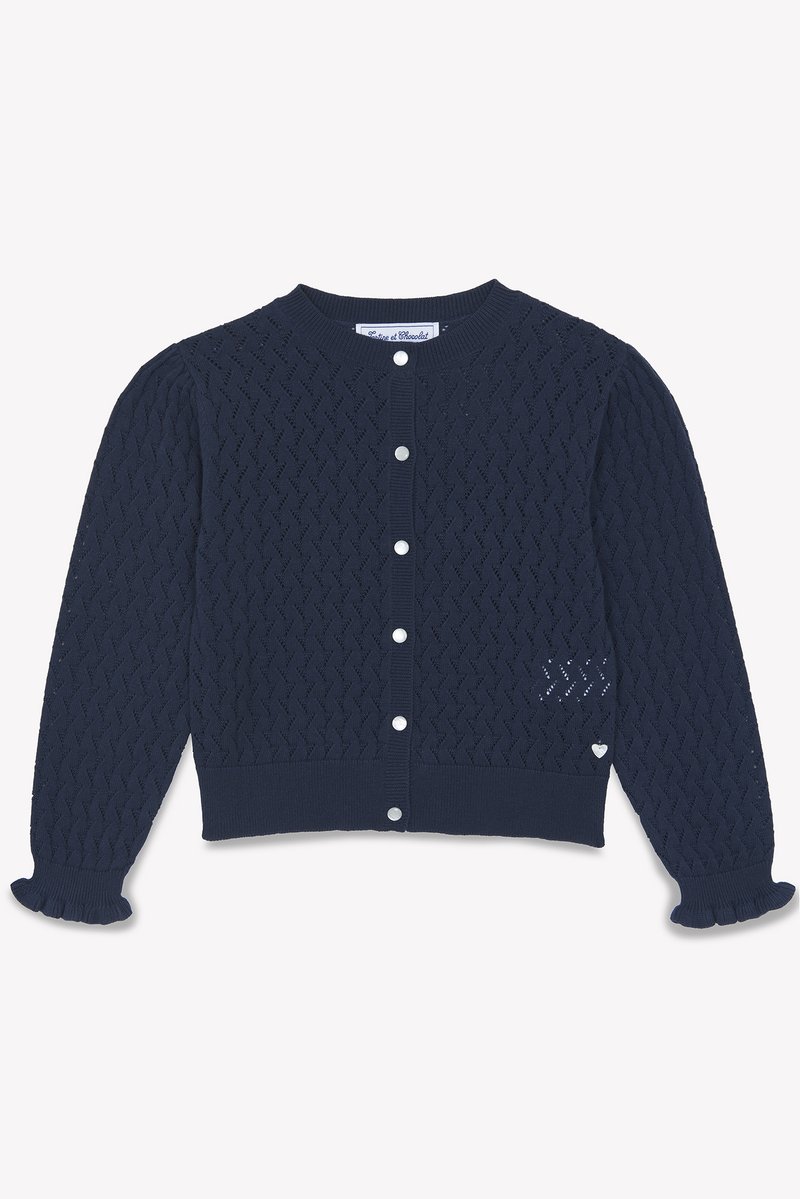 Mörkblå stickad kofta med en strukturerad zigzagmönster, rund halsringning, volangärmar, knäppning framtill och ett hjärtformat detaljer på ärmen.