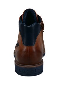 Brauner Leder-Stiefelette für Herren mit blauem Textilkragen, seitlichem Reißverschluss und profilierter Sohle mit "bugatti"-Markenlogo.