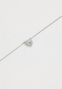 Silberkette Armband mit einem herzförmigen Anhänger, der mit einem klaren Edelstein umrandet ist, von kleineren runden Steinen, polierte Oberfläche.