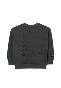Sudadera de color gris oscuro hecha de algodón, con un gráfico en relieve de Sonic the Hedgehog. Incluye puños y dobladillo acanalados, además de un parche con el logo.