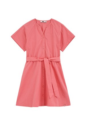 Korálovoružové šaty s krátkym rukávom, zapínané na gombíky, s výstrihom do V a pásikom z rovnakého materiálu previazaným v páse, s detailom na textúre látky.