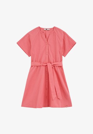 Korallenrosa, kurzärmliges Hemdblusenkleid mit V-Ausschnitt und Stoffgürtel, der in der Taille gebunden ist, strukturiertes Stoffdetail.