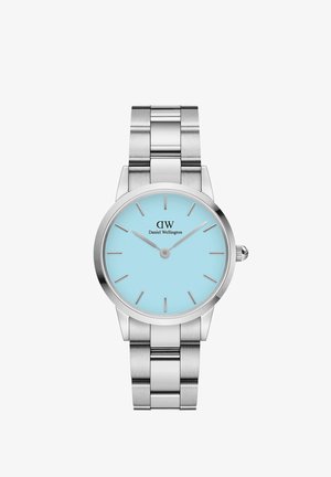 Orologio da polso in acciaio inossidabile argento con quadrante rotondo, quadrante blu cielo, indicatori delle ore argentati e un logo che recita "Daniel Wellington."