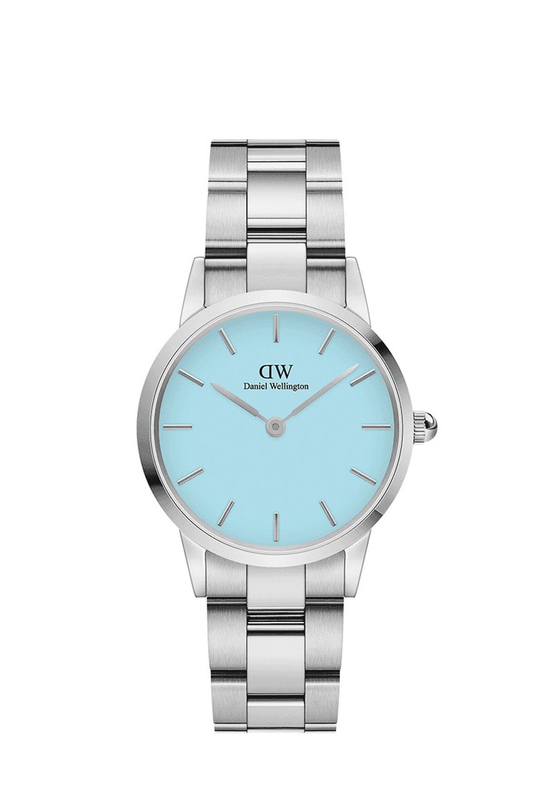 Hõbedane roostevabast terasest käekell ümmarguse näo, taevasinise kellapaneeli, hõbedaste tunni näitajate ja "Daniel Wellington" logo ning.