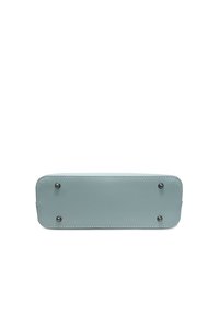 Clutch de piel azul claro con forma rectangular, que cuenta con herrajes plateados y detalles de costura en contraste. Textura suave con bordes redondeados.