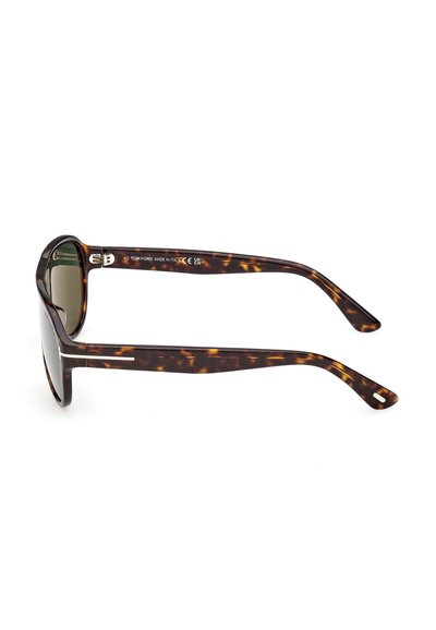 Lunettes de soleil à motif écaille de tortue avec verres foncés, branches épaisses et inscription "Tom Ford Made in Italy" sur la face intérieure d'une branche.