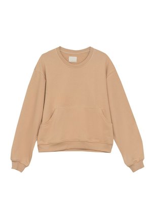 Beżowy sweter wykonany z miękkiego materiału, z okrągłym dekoltem, długimi rękawami i kieszenią z przodu. Krój jest luźny, z prążkowanymi mankietami.