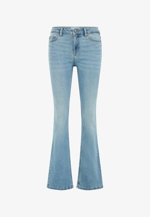 Világoskék, bővülő szárú farmernadrág, magas derekú, finom kopással, öt zsebbel és klasszikus gombos záródással.