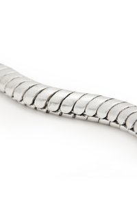 Metallisk silverkedja med sammanlänkade segment, som har en slät, böjd design och en glänsande, polerad yta.